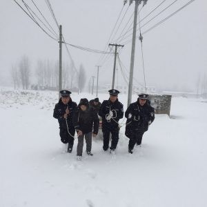 河南淮滨麻里派出所民警冒雪救助受伤老人