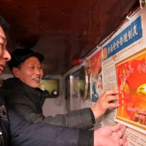 敲锣打鼓送荣誉证温暖退伍老兵（图片新闻）