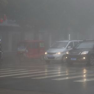 河南淮滨：浓雾锁滨城交警指挥疏导忙（组图）
