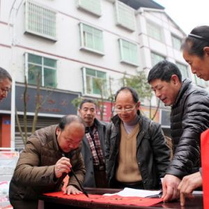 送福进万家 村民乐哈哈（图片新闻）