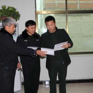 河南淮滨交警开展货运企业安全大检查（图）