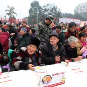 千人寒冬里免费品尝中药鸡（图片新闻）