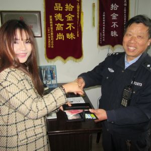 “老劳模”还钱包记  江西上饶交警一大队辅警王明华帮找失主归还钱包获称赞