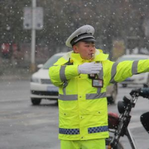 河南淮滨：第二场大雪纷纷扬扬交警雪中“舞”畅通（组图）