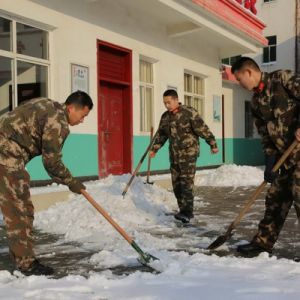 河南淮滨消防官兵积极开展扫除院内积雪活动（组图）