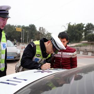 春运首日 交巡警严查交通违法（图片新闻）