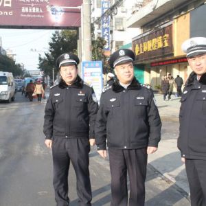 河南淮滨：老城单向通行第一天公安局长政委看望执勤交警（图）