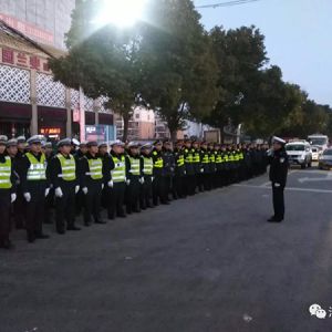河南淮滨多部门联动查违停占道违规运营