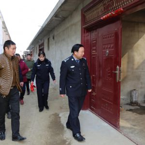 河南淮滨公安民警给贫困村民送去新春祝福（组图）