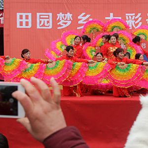 载歌载舞迎新春（图）