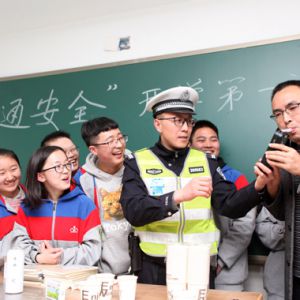 校园酒精测试游戏 让酒后禁驾深入人心（图片新闻）