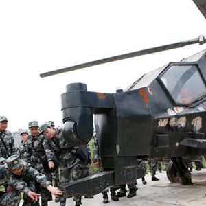 基干民兵参观军用装备爱不释手（图片新闻）