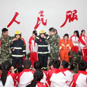 小学生走进“红门”学消防（图片新闻）