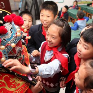世界戏剧日 学生零距离接触川剧变脸（图片新闻）