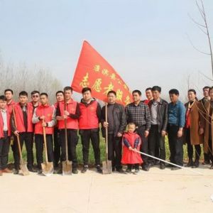 河南淮滨：星期六民警义务植树到乡村（图）