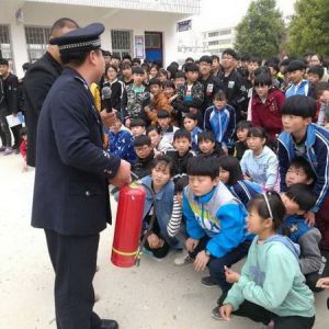 河南淮滨县谷堆派出所民警为中学生上法治报告会（图）