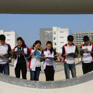 河南淮滨：实验学校花香四溢让人醉（组图）