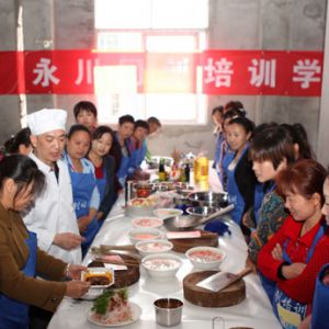 主题：留守妇女免费学厨艺（图片新闻）