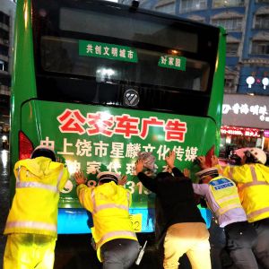 江西上饶交警一大队执勤民警冒雨保畅通获称赞