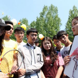 大学生义卖灯具 传递人间温暖（图片新闻）