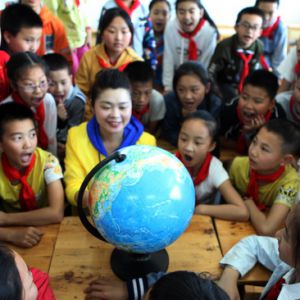 学习地球仪 了解全世界（图片新闻）
