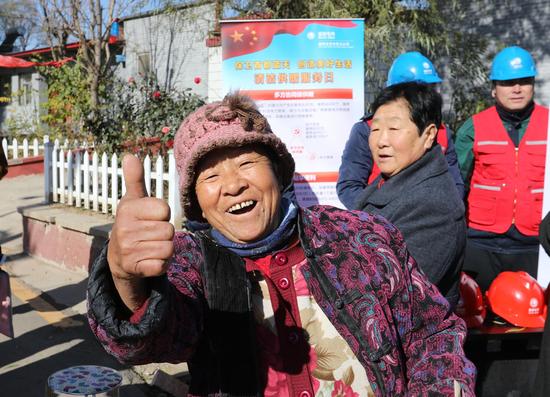 《北京市民为“煤改电”工程点赞》 摄影：@程 伟