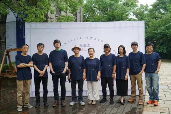 △ 阮义忠伉俪与评委合影。（从左至右：魏壁、刘立宏、苏庆强、阮义忠、袁瑶瑶、鲍利辉、黄亚纪、严志刚、严明）
