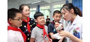 校园宣传爱眼护眼知识（图片新闻—陈仕川）