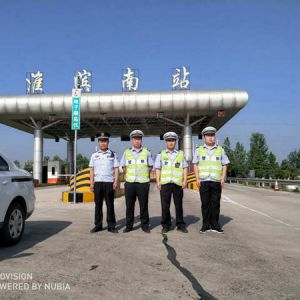 河南淮滨交警一线道路迎“大烤”（图）