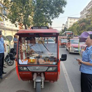 河南淮滨：应尊重马路上的公安交通辅警（图）