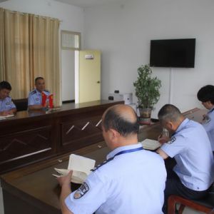 河南省淮滨县公安局长当了一天“看守所长”（组图）