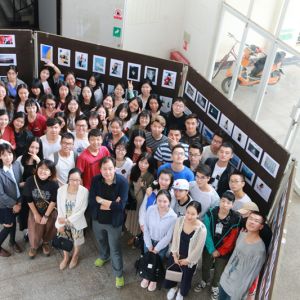云南大學滇池學院“熱搜班級”辦起攝影展