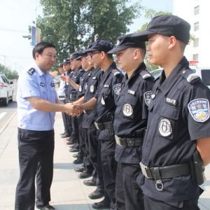 河南淮滨县公安局政委慰问高温下执勤民警（组图）