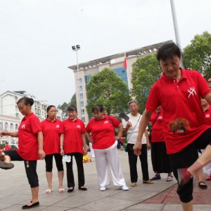 社区群众乐享“全民健身日”（图片新闻）