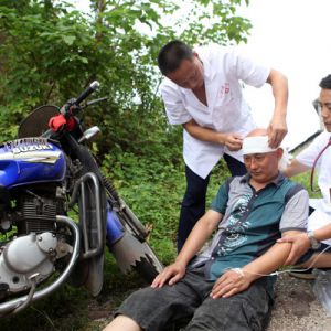 中国医师节：医务人员野外急救演练 提升紧急救援水平（图片新闻）