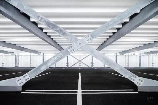 德国摄影师Steffen Schraegle凭借作品《线条》获得年度建筑类冠军。