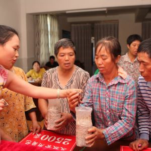 建卡贫困户家中喜领8000袋食用菌包