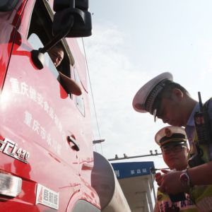 联合执法严厉整治道路交通领域严重违法行为（图片新闻）