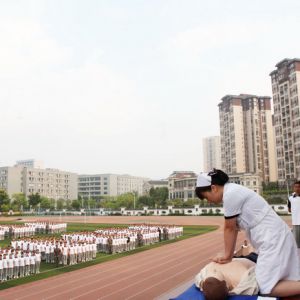 一千四百多新生军训场上学急救（图片新闻—陈仕川）