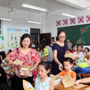 家长当“老师”发新书（图片新闻）