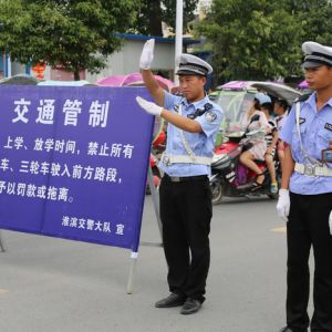 河南淮滨：小学开学第一天交警到岗护学保畅通（组图）