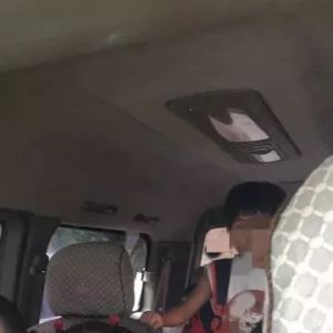 河南淮滨：一核载7人面包车里面却装了18个娃（图）