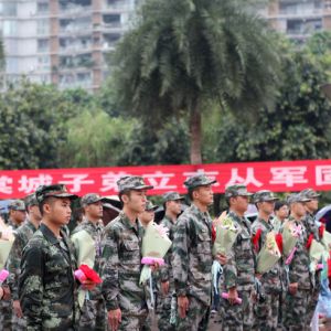 雨中欢送新兵（图片新闻）