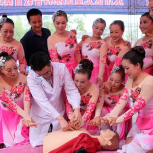科普日现场普及心肺复苏急救知识（图片新闻）
