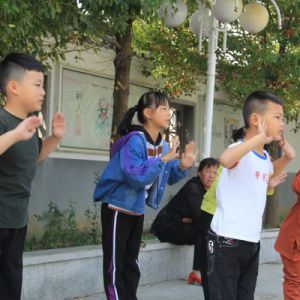 河南淮滨：国庆节小学生兴趣学习小组涌诗忙（组图）
