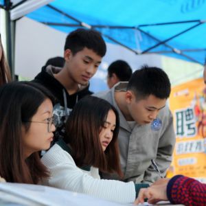雨中求职（图片新闻）