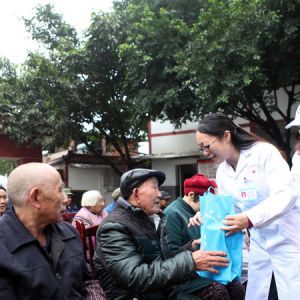 敬老从心开始 助老从我做起（图片新闻）