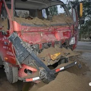 河南淮滨：“四不像”上路被撞造成一死一伤（图）