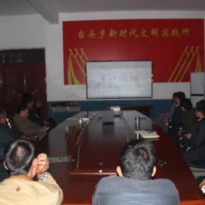 河南淮滨：警察送电影到扶贫村（图）