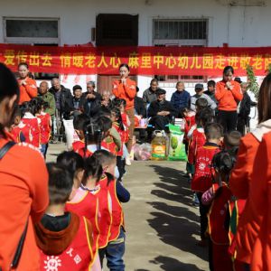 敬老院里幼儿与老人 “大联欢”（组图）